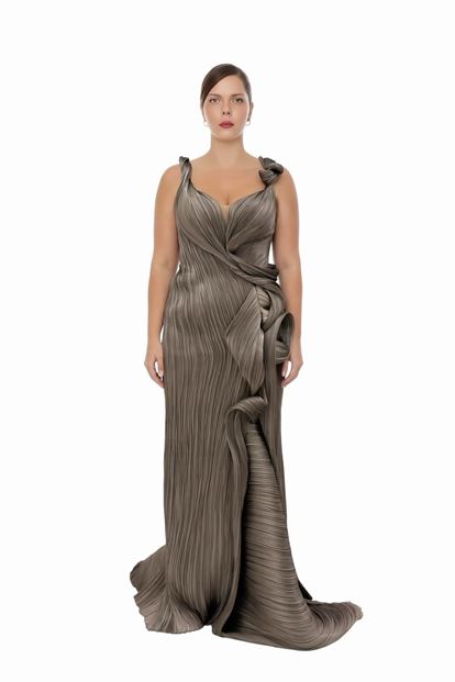 فستان سهرة من المنك بمقاسات كبيرة مع تفاصيل الكشكشة